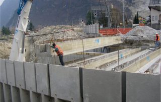 Costruzione di un ponte in cemento armato prefabbricato.