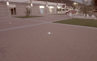 Pavimentazione in mattoni con illuminazione a LED incassata.