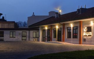 Cortile pavimentato con blocchi autobloccanti e illuminazione LED incassata a terra.