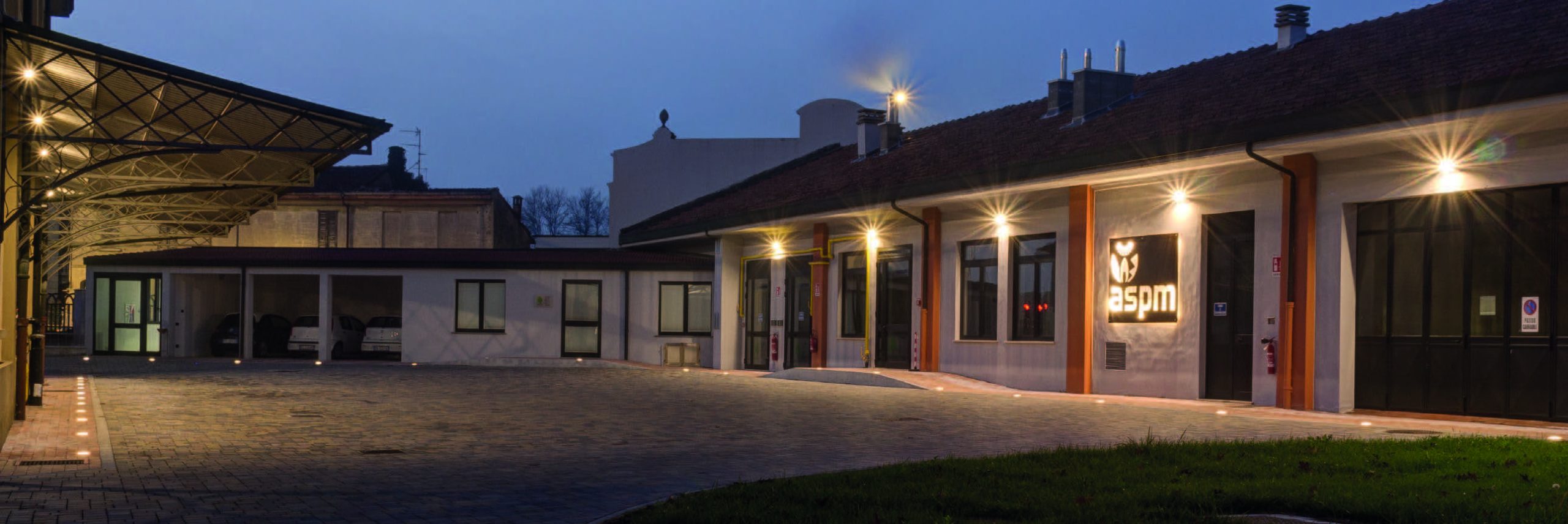 Cortile pavimentato con blocchi autobloccanti e illuminazione LED incassata a terra.