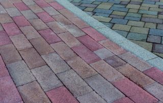 Pavimentazione in pietra con un elemento LED incassato.