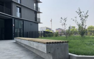 Pavimentazione esterna realizzata con autobloccanti grigi, modello Paver Londra, nel quartiere Cascina Merlata.