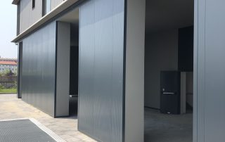 Pavimentazione in autobloccanti Paver Londra presso Cascina Merlata, con superficie ordinata e dettagli di drenaggio.
