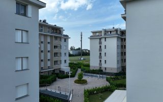 Vista di un complesso residenziale con pavimentazione in masselli.
