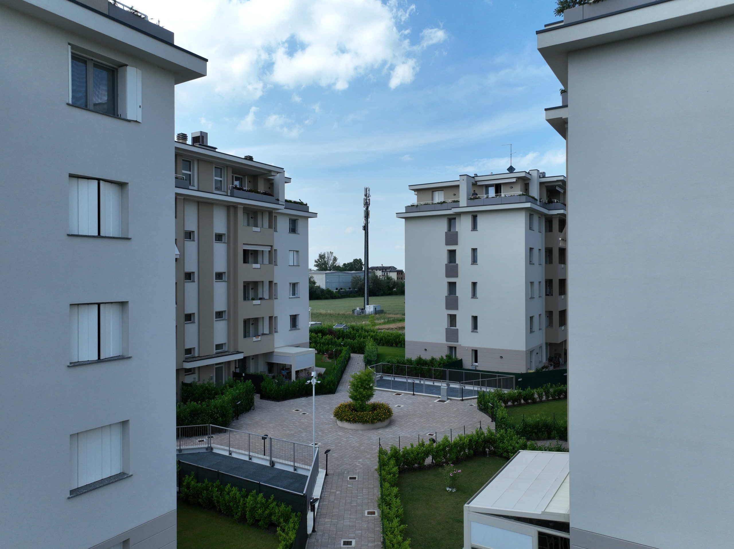 Vista di un complesso residenziale con pavimentazione in masselli.