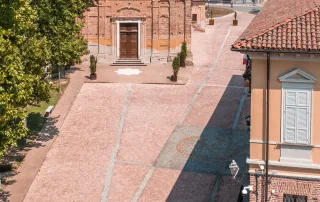 Piazza con pavimentazione in mattoni antichizzati color rosa.