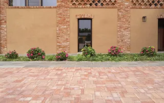 Pavimentazione in mattoni anticati con tonalità calde.