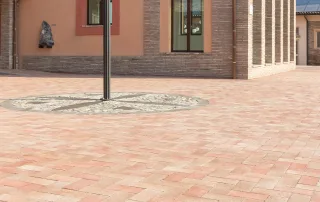 Pavimentazione in mattoni antichizzati.