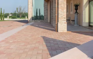 Pavimentazione in mattoni rosati disposti regolarmente.