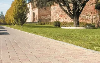 Pavimentazione in mattoni quadrati di colore beige e rosato.