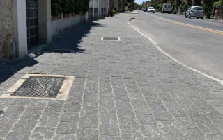 Pavimentazione in sampietrini grigi.