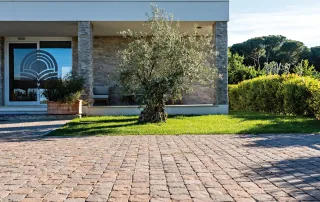 Pavimentazione in sampietrini con tonalità calde.