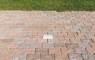 Pavimentazione in sampietrini con tonalità calde.