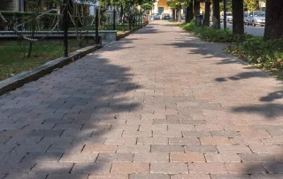 Pavimentazione in sampietrini con tonalità calde.