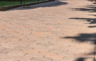 Pavimentazione in sampietrini con tonalità calde.