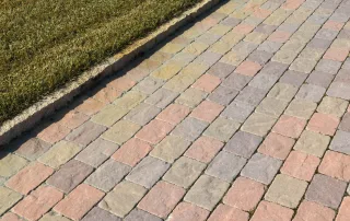 Pavimentazione in sampietrini dai toni caldi.