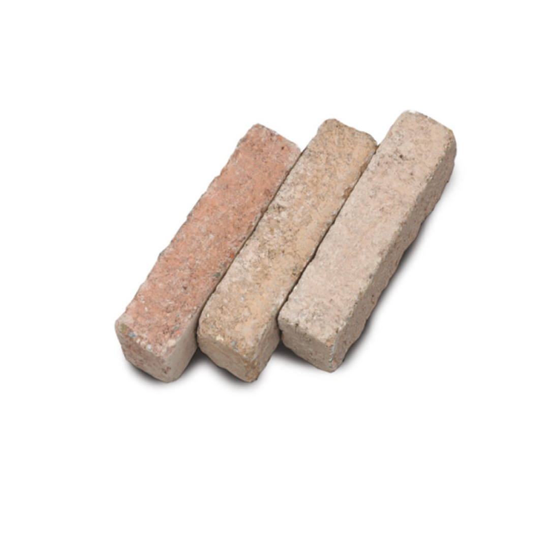 Tre mattoni antichizzati di forma rettangolare, con tonalità che variano dal rosso al beige.