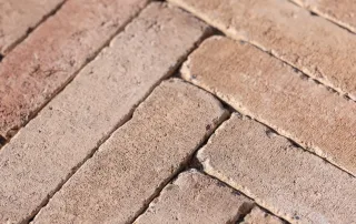 Pavimentazione in mattoni disposti a spina di pesce.