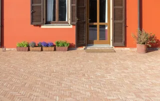 Pavimentazione in mattoni disposti a spina di pesce.
