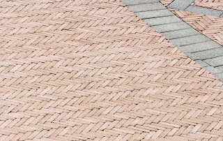 Pavimentazione in mattoni posati a spina di pesce.
