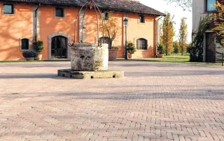 Pavimentazione in mattoni posati a spina di pesce.