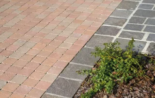 Pavimentazione in blocchi quadrati dai toni caldi.