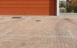Pavimentazione in blocchi quadrati dai toni caldi.