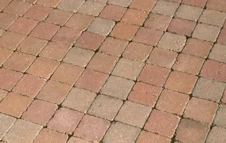 Pavimentazione in blocchi quadrati dai toni caldi.