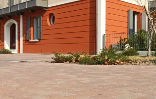 Pavimentazione in blocchi quadrati dai toni caldi.