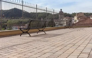 Pavimentazione in blocchi quadrati con tonalità miste.