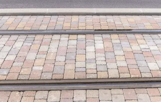 Pavimentazione in pietra con binari integrati.
