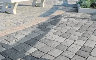Pavimentazione in pietra dal design rustico con finitura anticata.