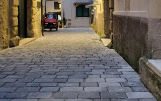 Strada acciottolata con pavimentazione in pietra.