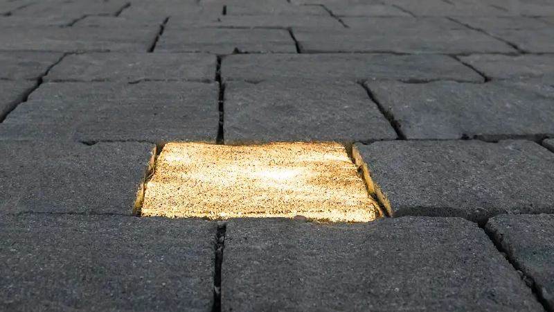 Pavimentazione in pietra con un elemento LED incassato.