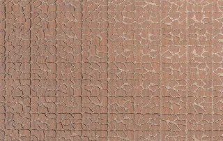 Pavimentazione in pietra con fughe drenanti.