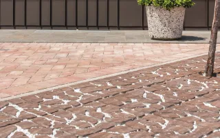 Pavimentazione drenante in pietra con fughe riempite di ghiaia bianca.