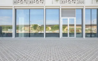 Pavimentazione in grigliato con forme a zig-zag, con pietre disposte su una base di ghiaia.