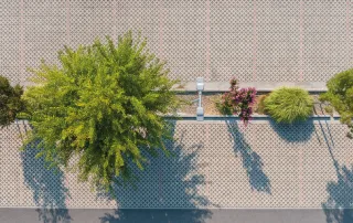 Pavimentazione in grigliato con forme a zig-zag.