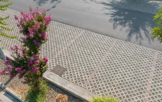 Pavimentazione in grigliato con forme a zig-zag.