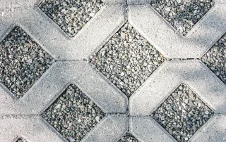 Pavimentazione in grigliato con forme a zig-zag.