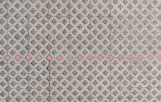 Pavimentazione in grigliato con forme a zig-zag.