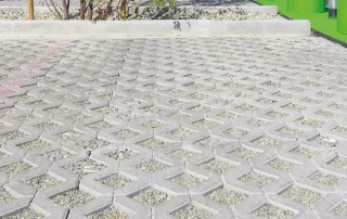 Pavimentazione in grigliato con forme a zig-zag.