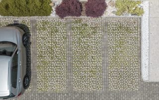 Pavimentazione in pietra con combinazione di ciottoli arrotondati e blocchi squadrati.