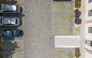 Pavimentazione in pietra con combinazione di ciottoli arrotondati e blocchi squadrati.