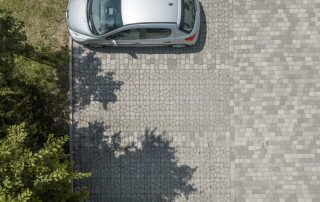 Pavimentazione in pietra con combinazione di ciottoli arrotondati e blocchi squadrati.