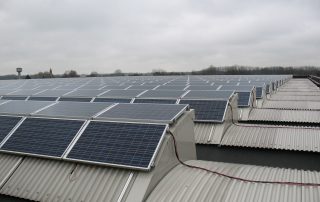 Tetto industriale prefabbricato con pannelli fotovoltaici installati su copertura metallica ondulata.