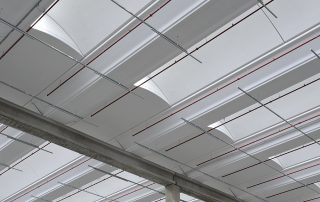 Struttura del tetto di un edificio industriale con lucernari.