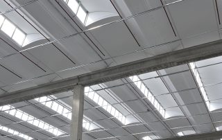Struttura del tetto di un edificio industriale con lucernari.