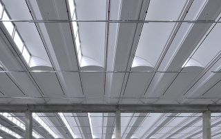 Struttura del tetto di un edificio industriale con lucernari.