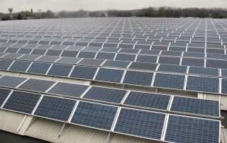 Tetto industriale prefabbricato con pannelli fotovoltaici installati su copertura metallica ondulata